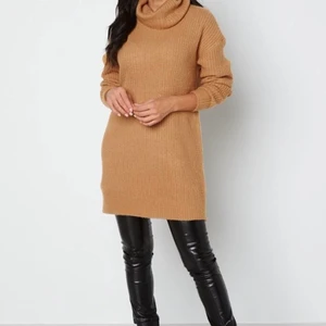 Alexa Knit dress  - Mysig stickad klänning perfekt för vardagsbruk.  - Stickad kvalitet - Rak passform - Polokrage