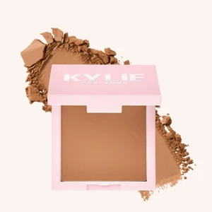 Kylie cosmetics bronzer - Kylie cosmetics bronzer i färgen "Toasty" provad på min hand men insåg ganska fort att jag behövde en annan färg. Nypriset är 240 kr.