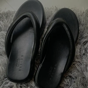 Platform sandaler - Den perfekta skon inför sommaren så man både kan vara lite uppklädd men också bekväm. Aldrig använda, true to size. Köparen står för frakt💗 OBS! Frakten kostar 66kr