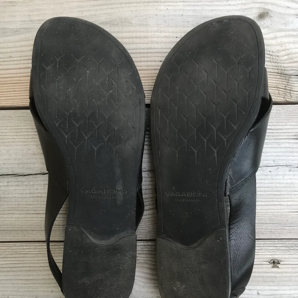 Sandaler i äkta skinn som är använda 3-4 gånger. Säljer pga för liten storlek. Säljs fortfarande på hemsidan. . Skor.