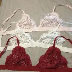 Bh - 3st bh, rosa vit och vinröd.  Alla för 65kr
