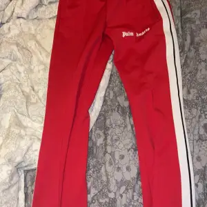 Palm Angels Trackpants Storlek Large  Condition: 9/10  Fullt äkta! Referenser kan skickas 😊