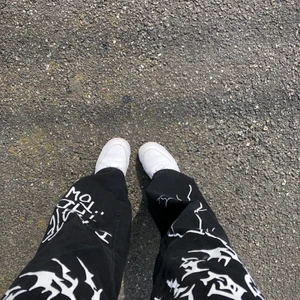 Svarat Jenas vitt tryck - Coola jeans med snyggt tryck🤩