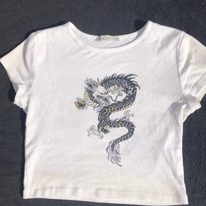 Vitt linne Pull & Bear - Snyggt linne från Pull & Bear. Jätteskön till sommaren 