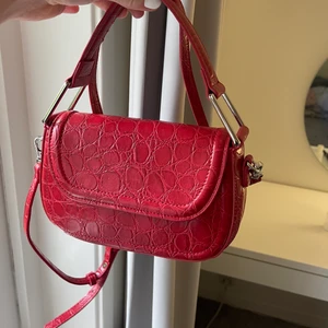 Väska från zara  - Fin helt oanvänd väska från zara. Frakt tillkommer. Längre band finns också på väskan 