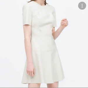 Other Stories klänning - Säljer en vit & Other stories klänning i lite tjockare material. Sparsamt använd med dragkedja på baksidan.