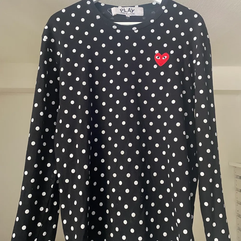 Långärmad T-shirt från Comme des garcons. Strl xl men sitter som L. Köpt på Farfetch för 1838:- . T-paidat.