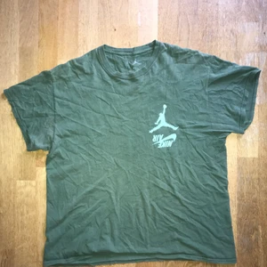 Nike/cactus jack T-shirt - T-shirt från nike i samarbete med cactus Jack. Använd och relativt sliten.  Cracks i trycket och liknande. 