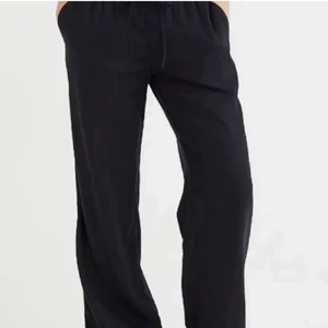 H&M lådmidjade linnebyxor - Jättefina slutsålda linnebyxor från H&M. Helt nya och endast testade. Köpare står för frakten. Buda!💕💕