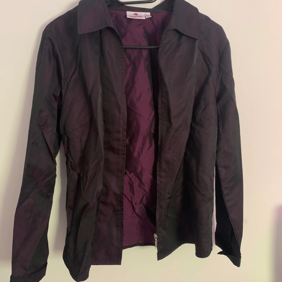 Lila skjortjacka.