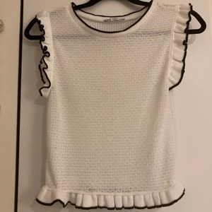 Vit topp  - Vit festtopp från Zara med volanger på ärmarna. Använd en gång