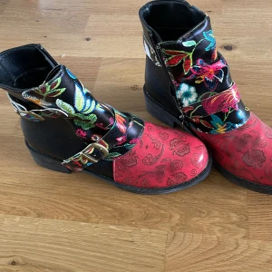 Känga  - Ej äkta skinn, känga i fina färger ej använd 