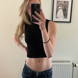 Stickat tanktop - Säljer denna tank topp med låg polokrage, endast testad men lappen kvar. Den är finstixkad i ribbat mönster och såå skön.