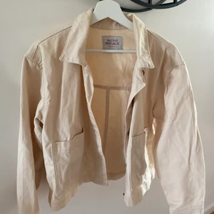 Beige jeansjacka  - Storlek M 
