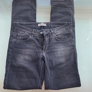 Acne jeans - Svarta straight acne jeans. Super bra skick. Midwaist