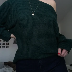 Grön stickad tröja  - Fin offshoulder tröja, knappt använd<3 