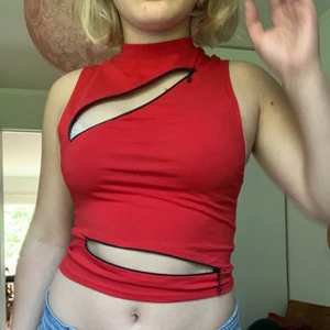 Röd topp Jaded London - Säkjer min svinsnygga Jaded London topp eftersom den inte kommer till användning. Köpt i oktober 2021 men aldrig använd. Cool och unik design med dragkedjor kors och tvärs över framsidan. Passar snyggt med ett par jeans eller en kjol nu i sommar! ❤️