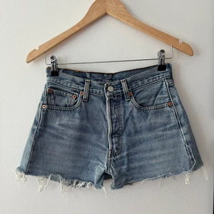 Levis 501 jeansshorts  - Vintage Levis 501, storleken går tyvärr inte att tyda längre men dom är ca 70 cm i midjan. Passar XS alltså. Dma för mer info 💙