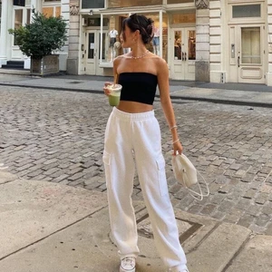 vita mysbyxor - SÄLJER DE PÅ ANDRA BILDEN!!! vita mysbyxor från gina, använda 2 gånger.