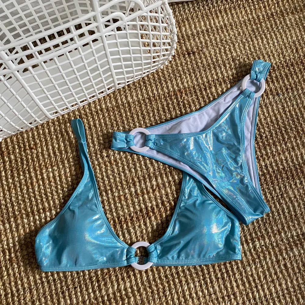 En jättesöt bikini i Y2K-stil med plastringar och glansigt metalliskt tyg. Jättefin ljusblå färg. Från Shein och passar en storlek L.  Säljer pga inte rätt passform på mig.. Övrigt.