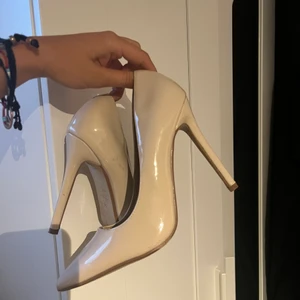 Klassiska pumps storlek 37 - 11cm höga, använda 1 gång 