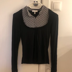 långärmad tshirt - jätte söt långärmad tshirt, tunt material och fint prickigt mönster längst vid kragen. använd en gång vid ett tillfälle, vet ej vart köpt men står kookai på lappen så antagligen från den hemsidan. står ingen storlek men skulle gissa på xs-s