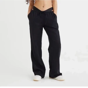 Svarta linnebyxor  - Helt nya från hm, slutsålda. Strl xs men passar mig som vanligtvis har 34/36/s. 