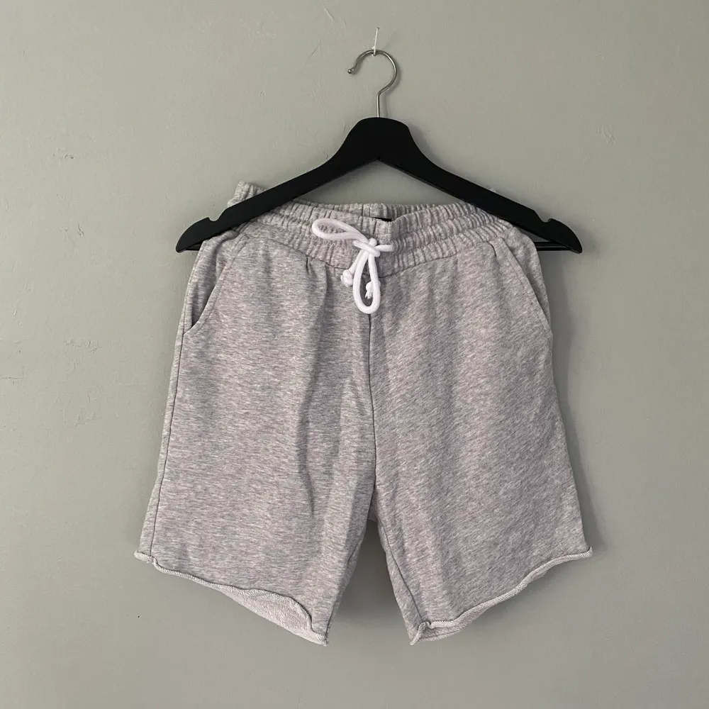 Gråa shorts från hm med bakficka, hettstorlek XS. Mycket sällan använda🤍. Shorts.