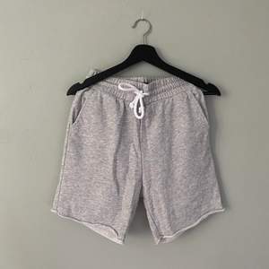 Gråa shorts från hm med bakficka, hettstorlek XS. Mycket sällan använda🤍