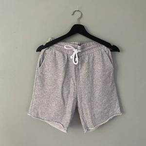 Gråa shorts , HM - Gråa shorts från hm med bakficka, hettstorlek XS. Mycket sällan använda🤍