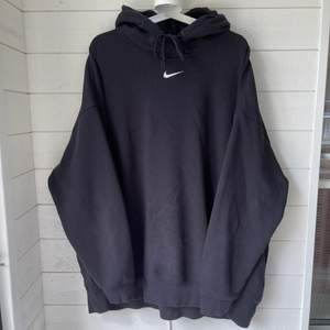 Svart hoodie från Nike i strl XXL. Den är i bra skick och jag säljer pågrund av att den är för stor. Köparen står för frakten ✨