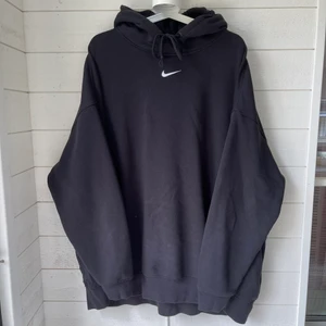 Nike hoodie  - Svart hoodie från Nike i strl XXL. Den är i bra skick och jag säljer pågrund av att den är för stor. Köparen står för frakten ✨