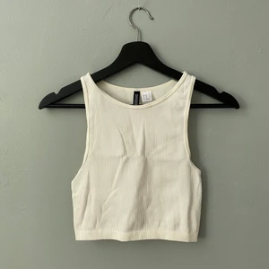 Vitt, croppat linne - Mycket sällan använt, storlek XS från HM Divided🤍 —Frakt tillkommer om plagget ska skickas-