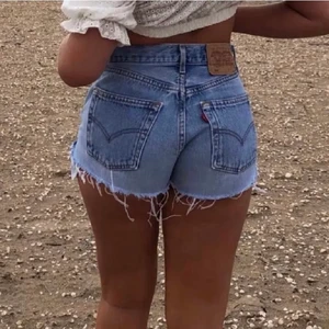 Levi’s shorts, strl S - Ett par ljusa levi’s shorts som tyvärr är lite för små för mig! Snabbt köp 250