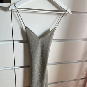 Klänning  - Klänningen är helt ny och inte använd alls ❤️