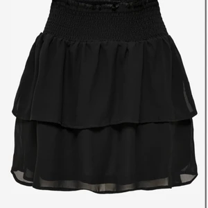 ONLY VOLANG KJOL - Super fin svart volangkjol från only som knappt är använd då jag inte brukar använda kjolar.🤍 Den är i storlek 40 och passar en M eller L💖 Tveka inte att höra av dig om du har några frågor eller vill se fler bilder!!🤍