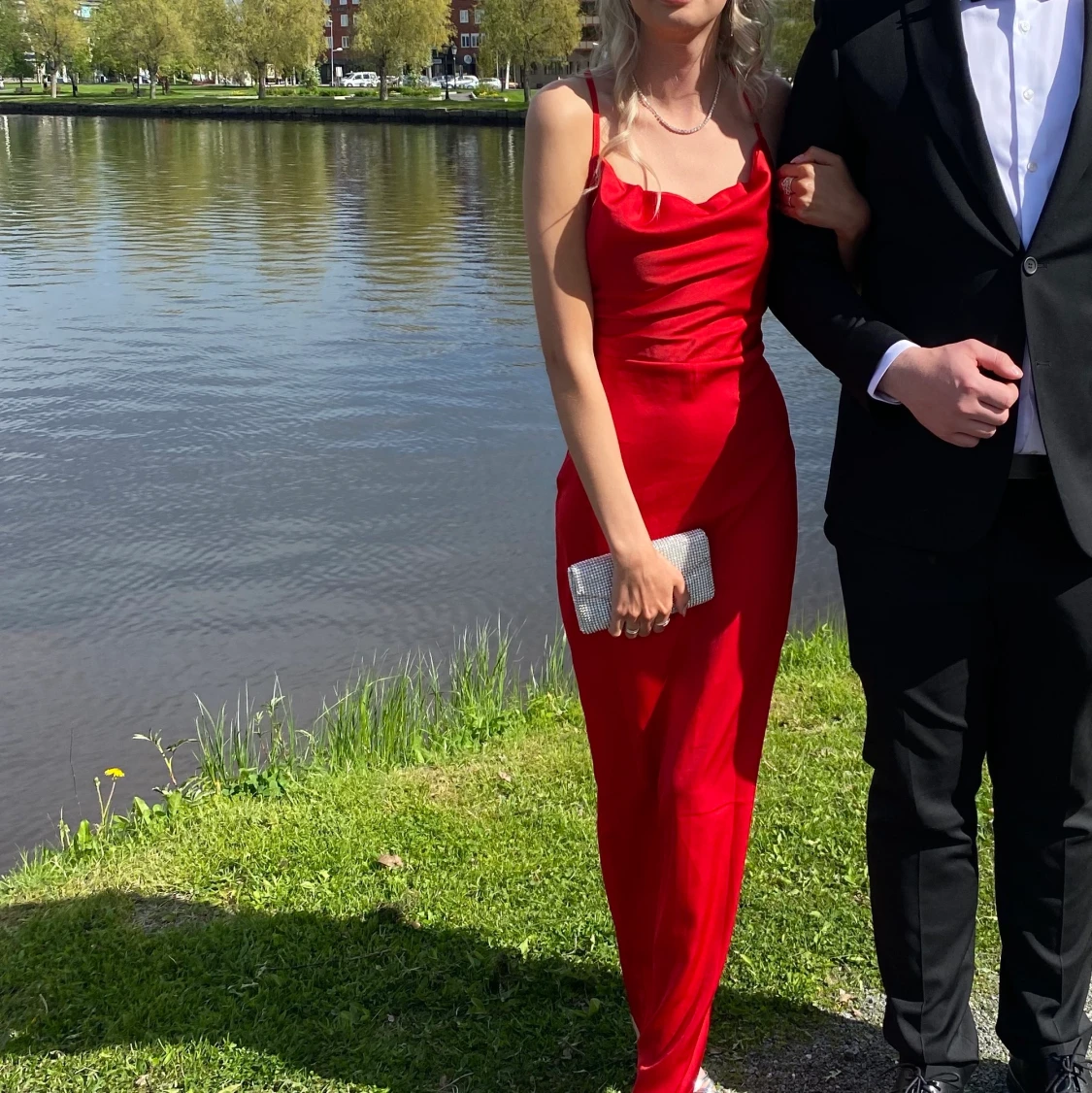 Röd satinklänning - 91