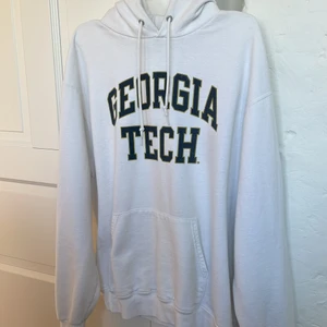 Champion hoodie - En vintage hoodie från champion köpt på second hand butiken Pop Boutique i Malmö!! Köptes för 500kr och använts flitigt men är som ny när jag köpte den🥰 den blir lite overzied på mig som är S/M