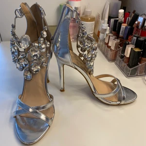 Klackar  - Jätte vackra klackar från public desire i strl 37. Änvönda 2 ggr 