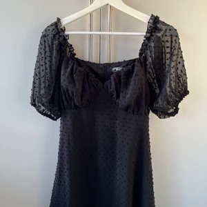 Klänning Missguided - En av mina absoluta favort klänningar har blivit för liten! Har haft i flera färger så denna hann jag bara använda 2-3 gånger. Så smickrande på kroppen, även underklänning så inte alls genomskinlig😍