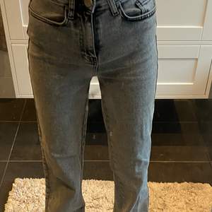 Gråa jeans från madlady. Superbra skick använda ett fåtal gånger säljer då jag har för mycke jeans och hinner inte använda alla.