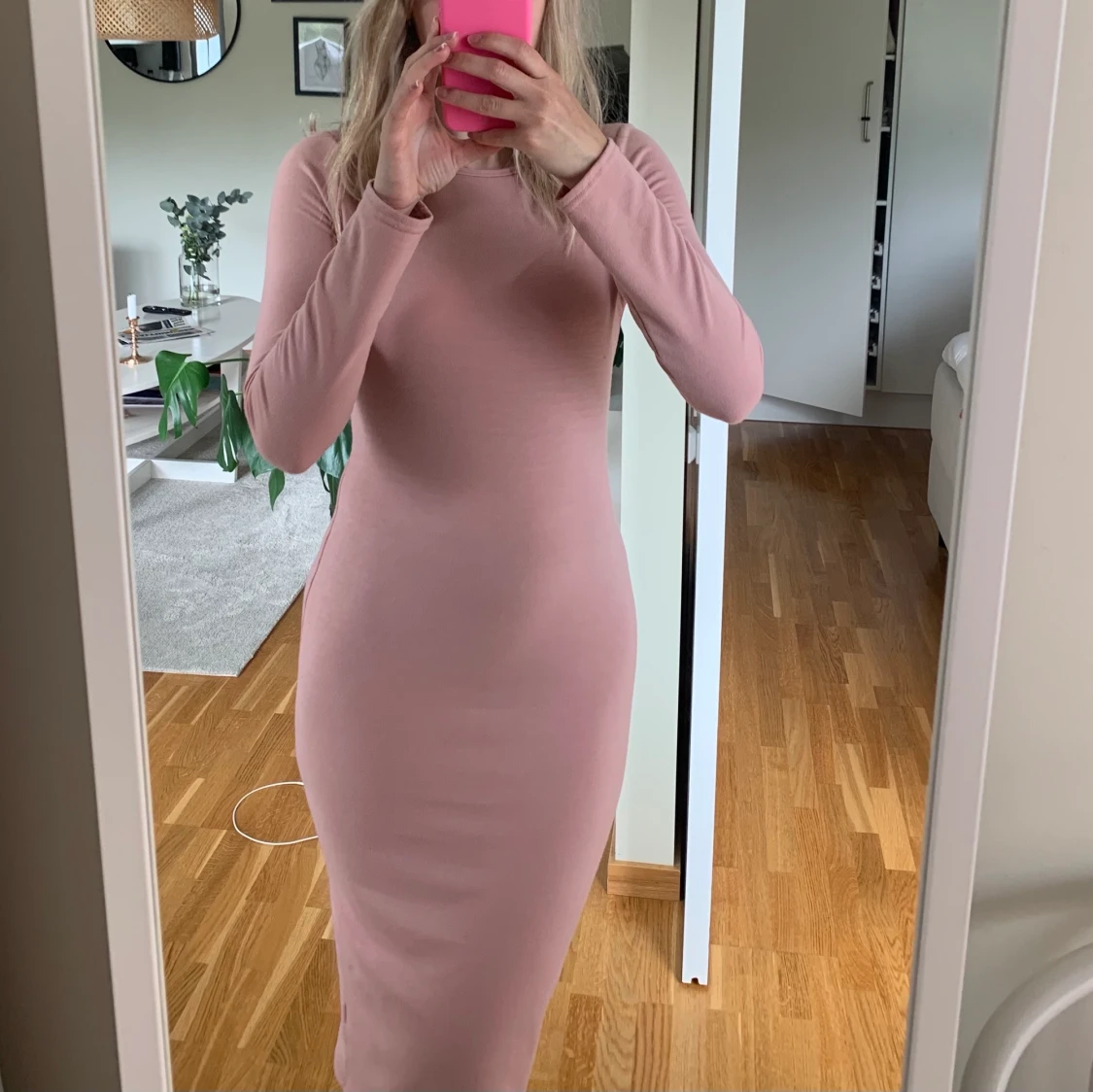 Rosa figurnära klänning - 91