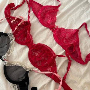 Bralette - Knappt använda bh/bralette. Storlek på den översta 75A, mitten 75B och nedersta 75A. Alla är från hm. 60kr/st rosa sålda!!! Svart kvar