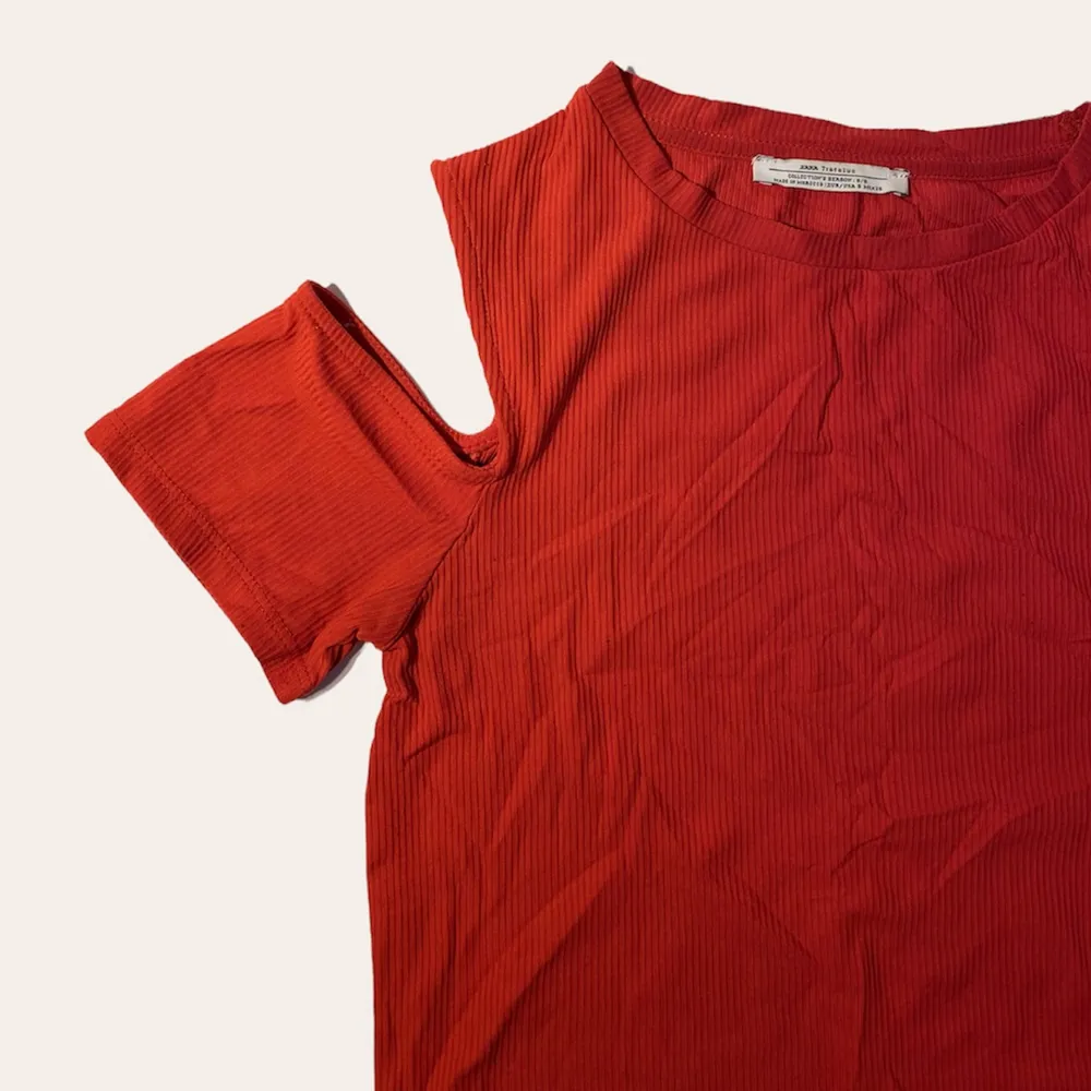 En röd topp från Zara med utklippta kort armar  på axlarna . T-shirts.
