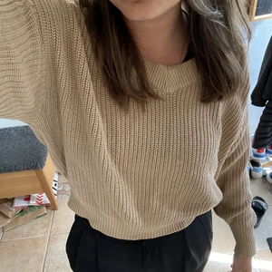 Stickad tröja  - V-ringad brun stickad tröja. Perfekt tills i sommar! 