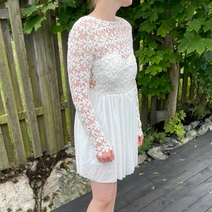 Dm Retro (Dennis Maglic) vit klänning strl S - Säljer denna vita klänningen då den bara använts en gång och är lite förstor för mig nu! Perfekt att ha midsommar, student eller konfirmation!