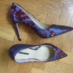 Zara, klackskor, strl 39 - Väldigt festliga, lyxiga och fina klackar. Kan inte gå i klackar och därför säljer jag dem. Spenderat en kväll med dem och fick många komplimanger😍 