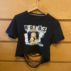 vintage t-shirt - köpte denna tröja på second-hand och säljer just nu pga den blivit för liten för mig, det är coolt klippt i ryggen som jag gjort själv och är förför inte perfekt, men skitsnygg detalj!😊 tröjan är i s 💝