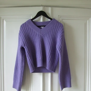 Arket, stickat, strl S - Superfin och mysig stickad i lila, 65% ull och 35% polyamid. Knappt använd. 