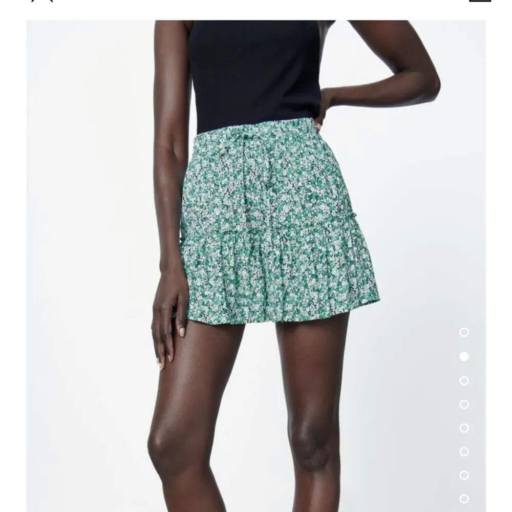 Säljer min trendiga fina blommiga kjol från zara i storlek xs! Köptes för inte så länge sen så är nyskick, säljer pågrund av att den inte används. kan mötas upp i Sthlm! Nypris 279💓. Hameet.